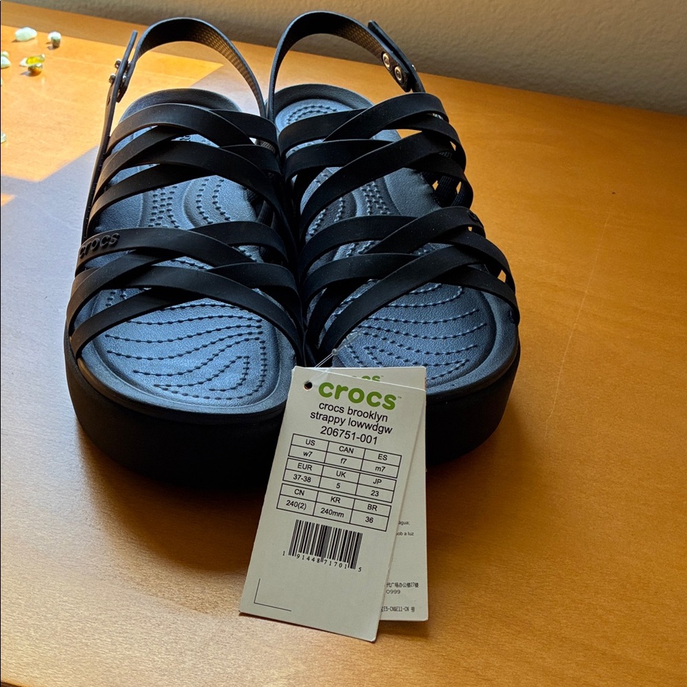 CROCS Women's Brooklyn Black Strappy Sandals Size 7